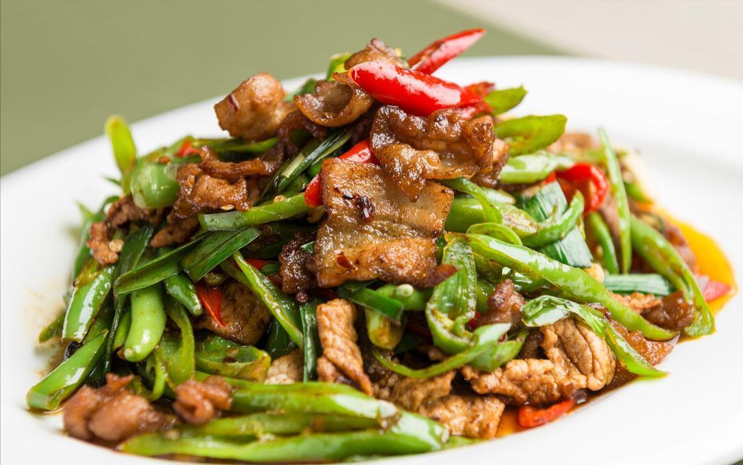辣椒炒肉，先炒辣椒还是肉？湖南人教你2个窍门，鲜香过瘾真下饭