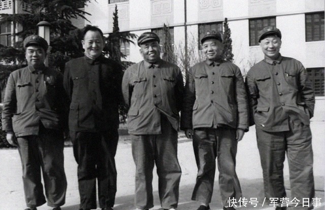 司令员|许世友当南京军区司令员期间,参谋长换了五位,他们都是什么军衔