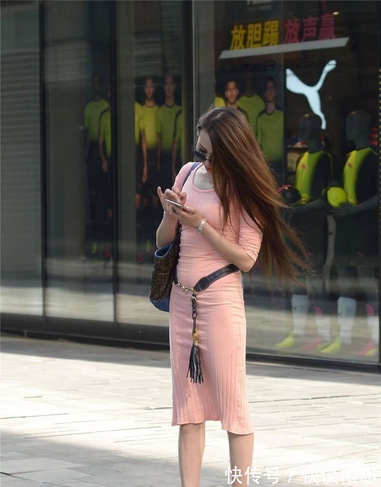 长裙 邻家女孩婴儿肥身材,穿搭前卫牛仔裤,时尚大气又清新