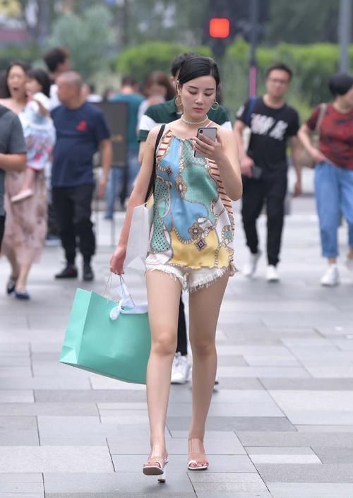 小姐姐|简约清爽的穿搭风格，靓丽又显身材，气质女生们都喜欢