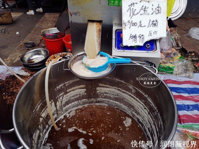 小区来了榨花生油的,一桶100元,围观的人多,原来猫腻在这里