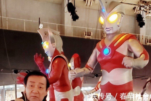 艾斯|奥特曼高峰圭二参观特摄展,再次和艾斯同框变身,泽塔被恶搞!