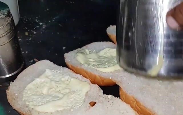 实拍印度街头鸡肉汉堡,鸡肉现场烤出来的,比快餐店里的强太多