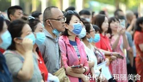 阿姨|地板刚拖完又变脏？保洁阿姨都用这种方法拖地，干净又省力