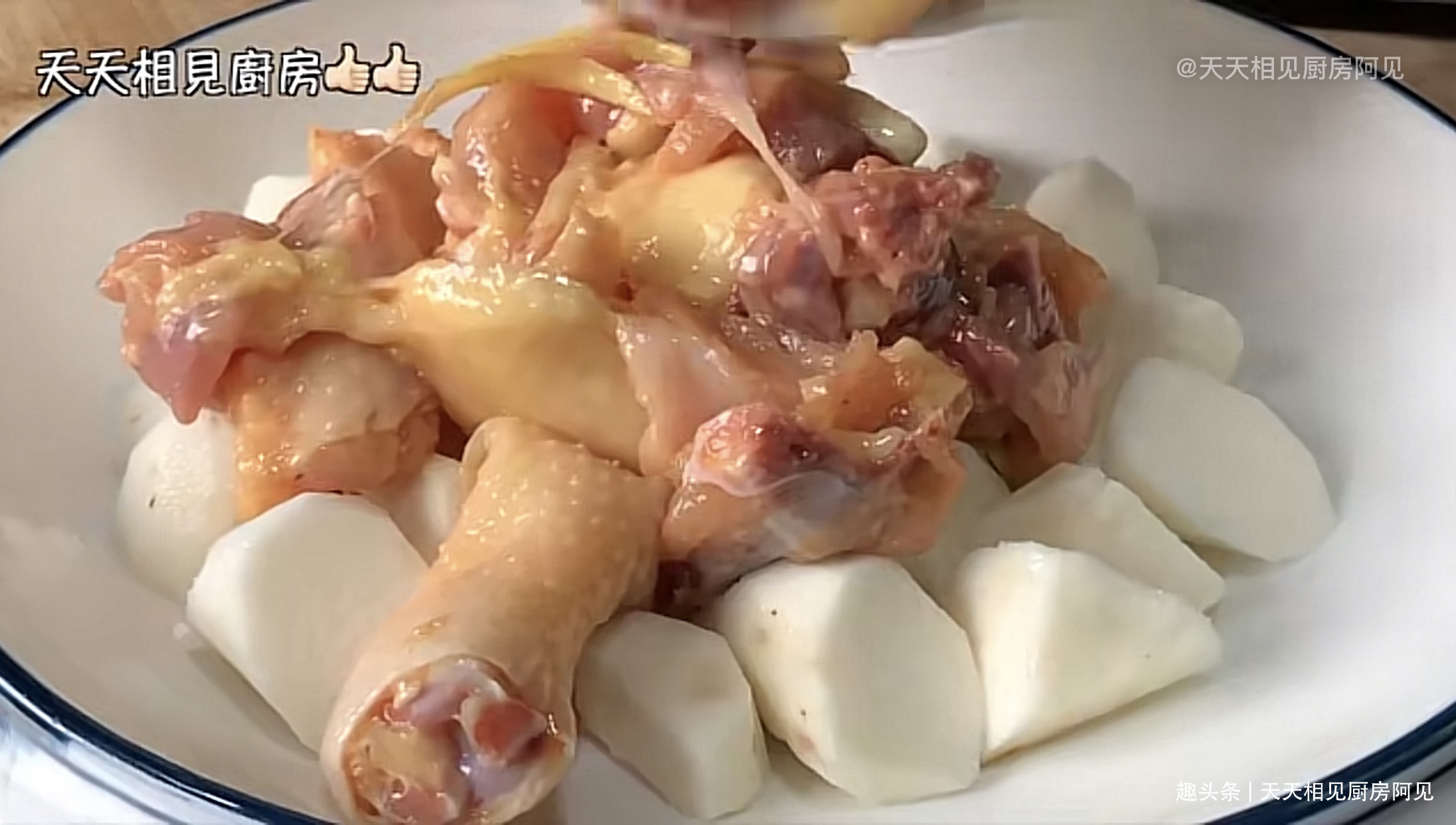 清蒸鸡就是这么简单,做法步骤都在这,鸡肉嫩滑,一只不够吃