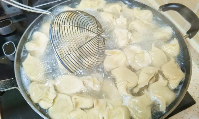 包饺子|冬天,萝卜白菜靠边站,用它包饺子,鲜嫩多汁营养高,家人都爱吃