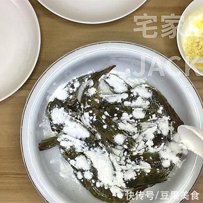 干锅香辣虾，做法简单，虾肉鲜甜，酱汁香辣，唆着手指越吃越香