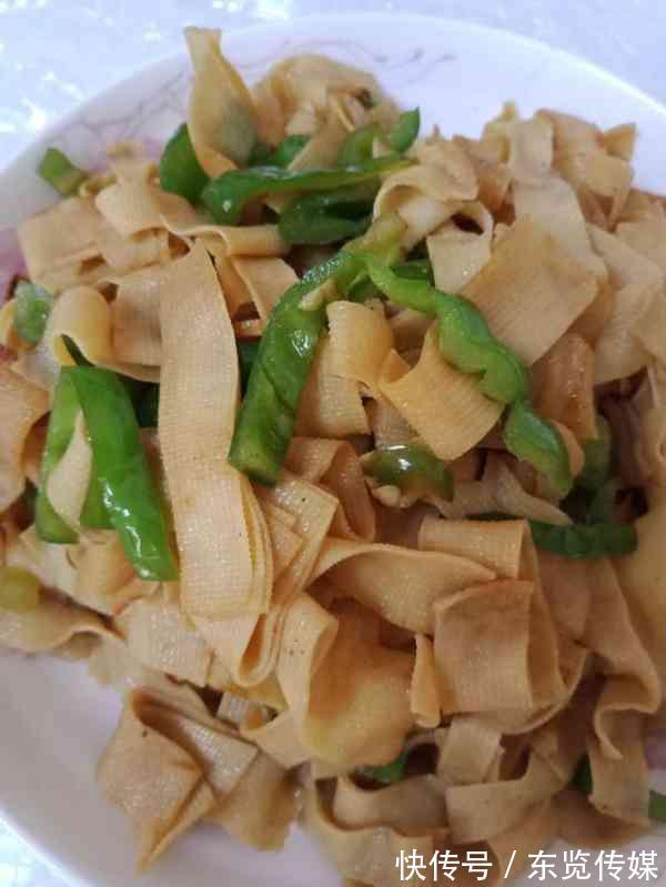 美食推荐:虾仁西兰花,青椒豆腐皮,蚝油白菜包的做法