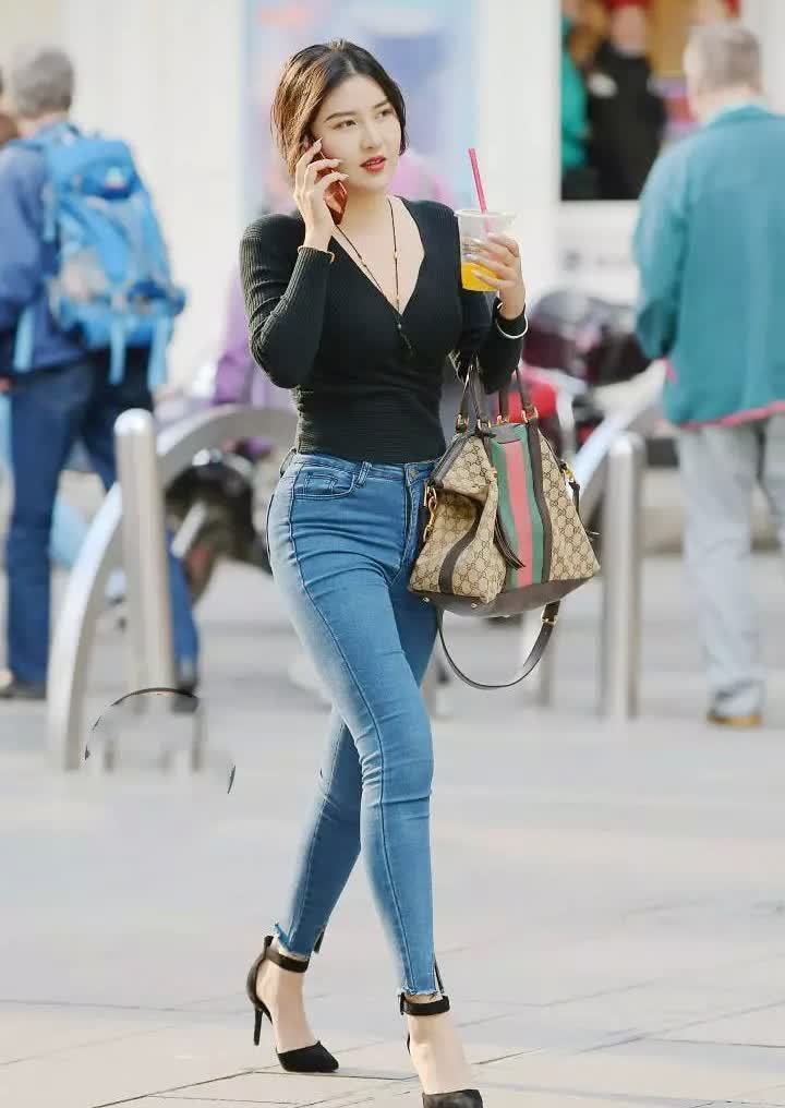 街拍:小姐姐短裤搭配T恤,加上红色的眼镜,清爽而有型