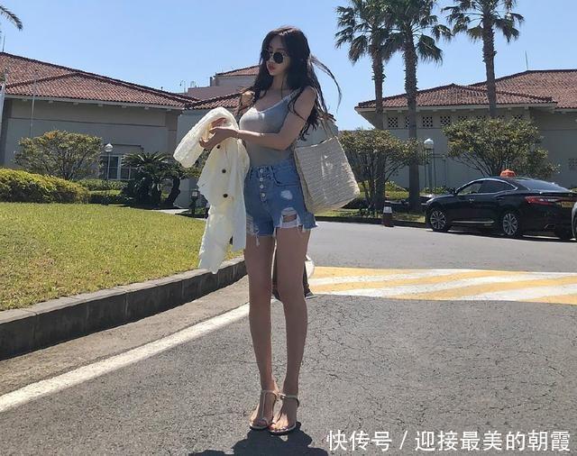 夏季必备的牛仔短裤,是美女不可或缺的时尚单品!