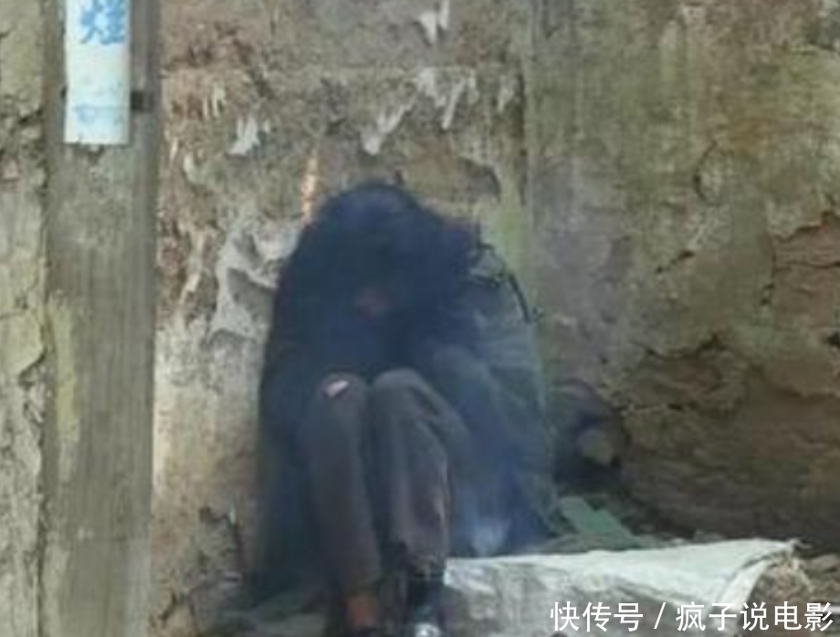 杨锁|“巨婴鼻祖”杨锁,吃饭靠人喂,父母离世后在23岁时被饿死