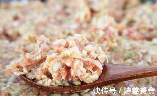肉馅|给肉馅去腥，加料酒还是加鸡蛋？分享正确做法，肉馅鲜嫩无腥味