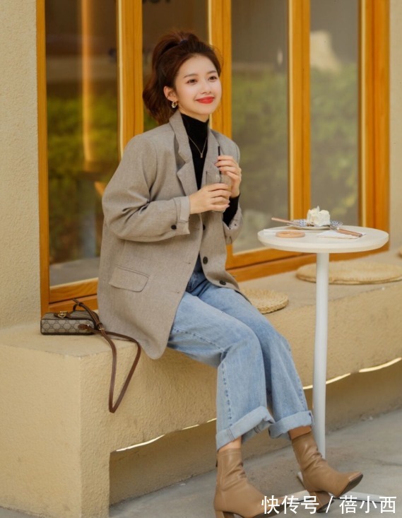牛仔裤|秋冬不流行露脖子,建议多穿“高领衫”,搭配西装、牛仔裤真高级