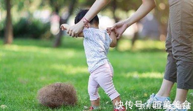 宝宝|宝宝走路早晚跟智力有关？最佳学步是这个月龄，走太早反“坑娃”