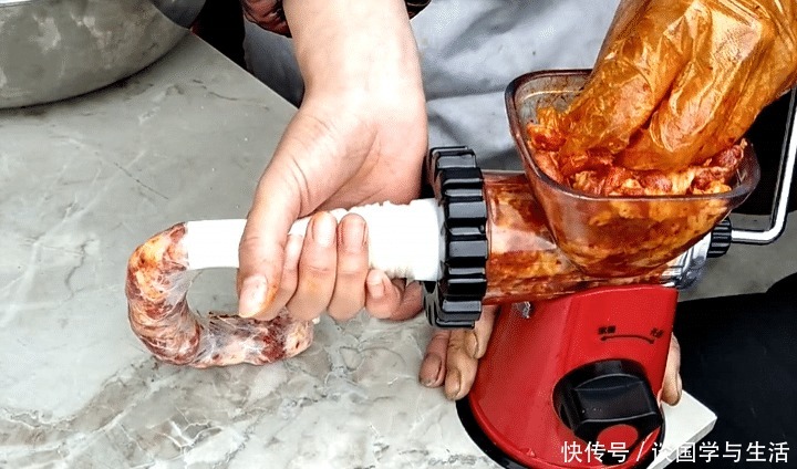 入冬|入冬后,教你在家做香肠,香味十足零添加,储存半年都不坏