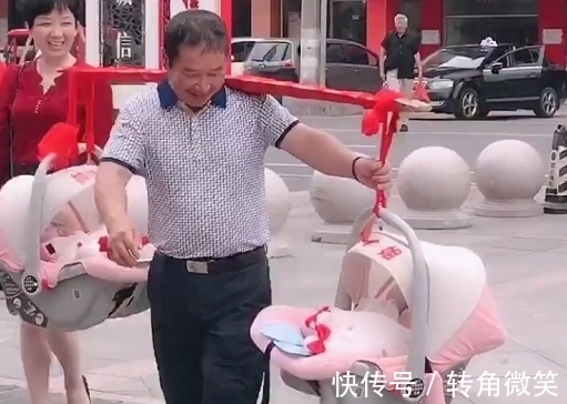 孙女|姥爷“挑”双胞胎,走出六亲不认的步伐,最重的扁担
