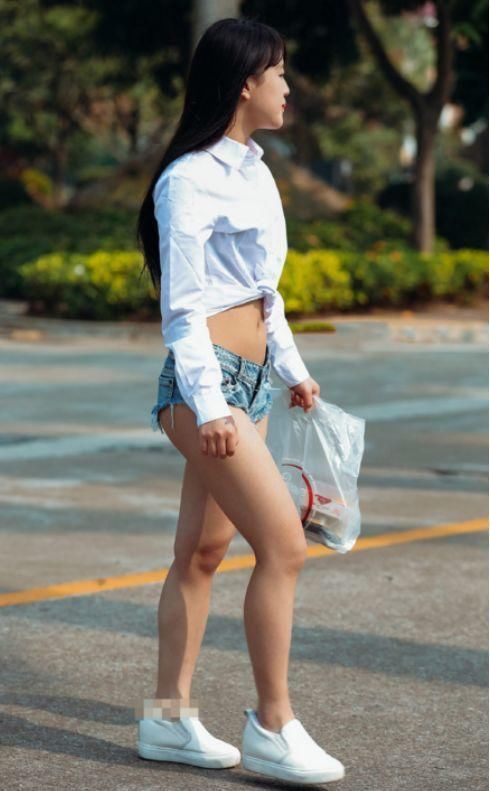 街拍美目盼兮的美女，白皙修长美腿，展现优雅的女神范