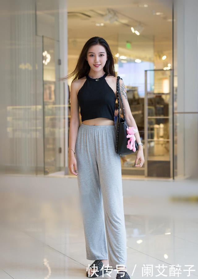 长发|街拍长发飘飘的美女,黑色背心搭配灰色长裤,让人眼前一亮