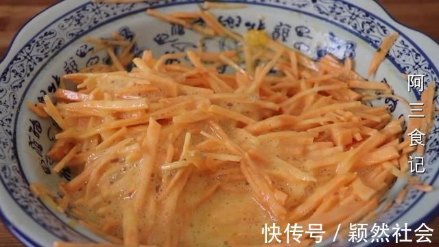 红薯里加3个鸡蛋，实在太香了，给肉都不换，每次上桌瞬间抢光