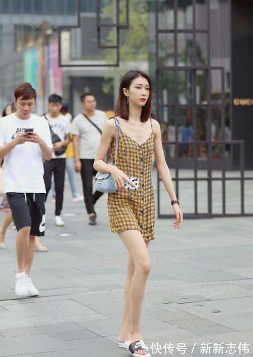 整体造型 带着慵懒睡衣风的吊带裙很流行,清新又高级,让整体造型优雅动人