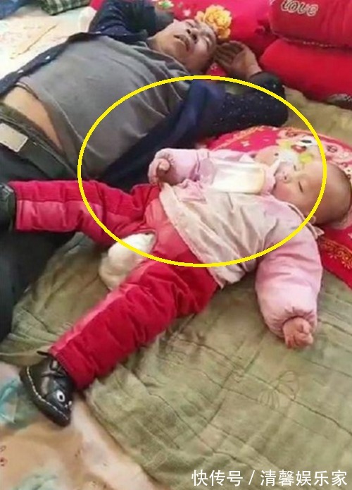 孙子|爷爷哄孙子睡觉,结果自己却睡着了,网友画面好有爱