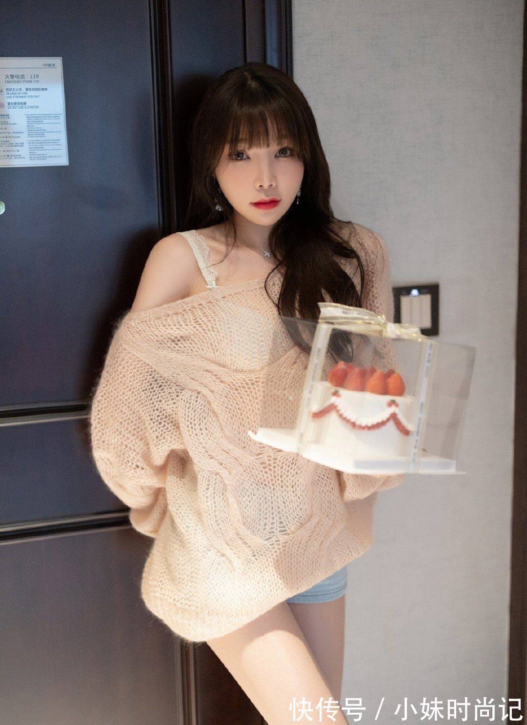 牛仔短裤 毛衣搭牛仔短裤,春节过年回家可以试试