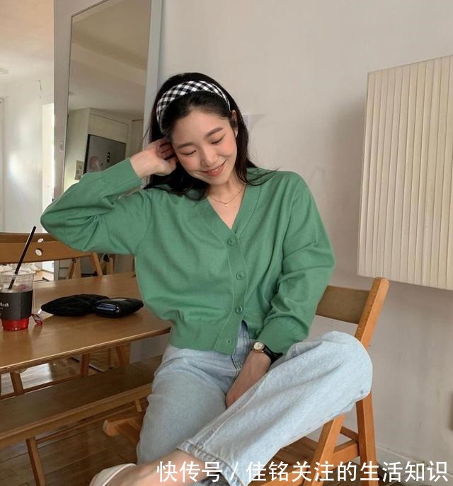 纽扣 针织衫 + 3件下装，早秋这样穿好时髦！