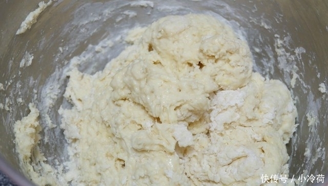 自制面包乐趣多,加上炼乳和葡萄干,又香又软味道赞,做法分享