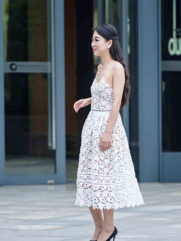 镂空|笑容甜美的小美女,镂空长裙配高跟鞋,时尚又大气