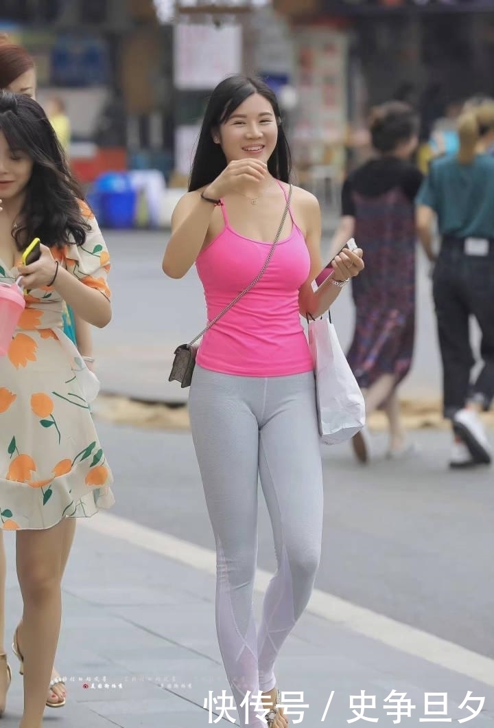 开挂|街拍:小姐姐秀长腿拉仇恨,这么穿你的人生也能开挂