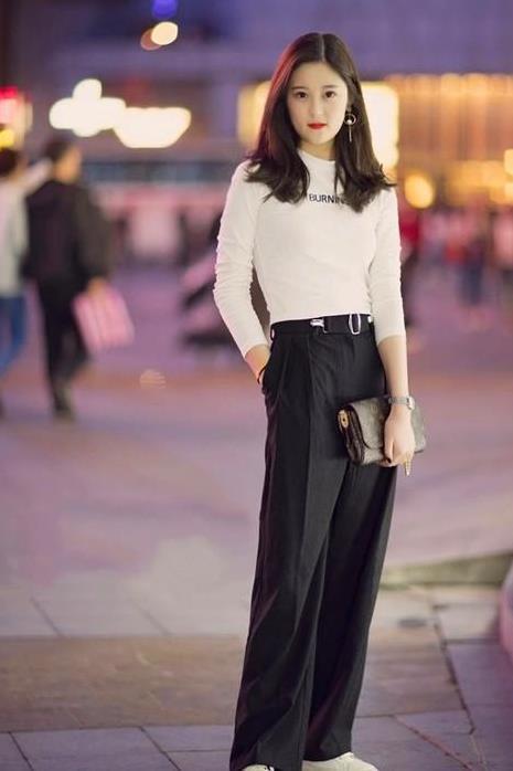 街拍:肤如凝脂的美女,黄色外套配黑色短裙,时尚魅力女人味