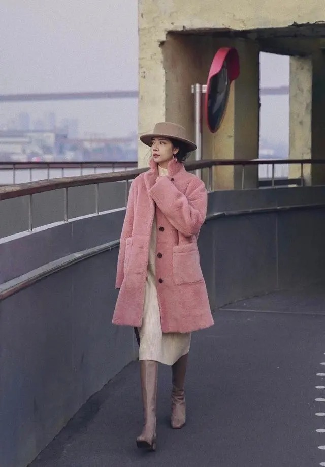 寒冬已至，保暖的“毛绒外套”火了起来，时髦又百搭，潮人都爱穿