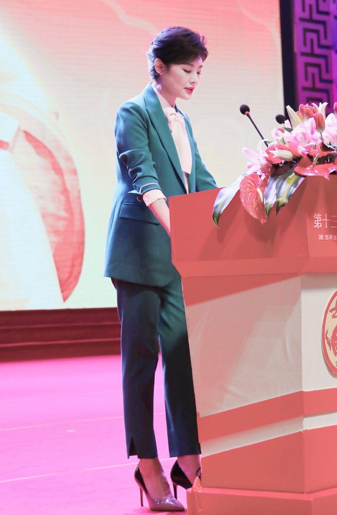 气场|周涛罕见“耍帅”,一身黑色西服套装干练利落,知性又有气场