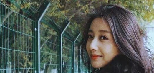 她是非誠勿擾最美女觀眾,卻因為鏡頭不經(jīng)意一掃,進(jìn)入了演藝圈