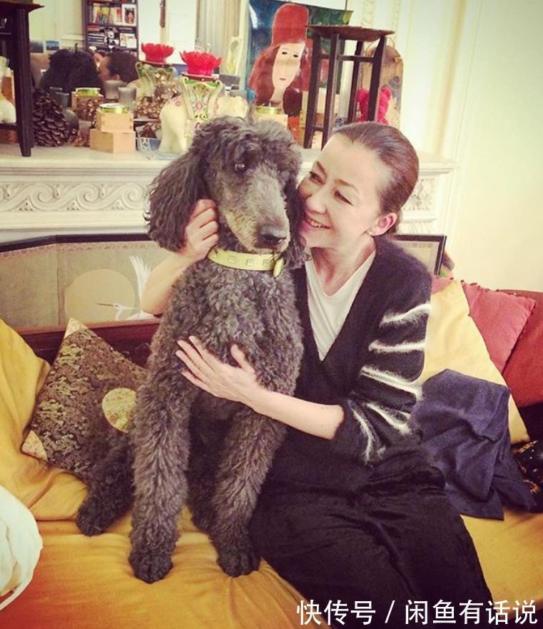 大妈感 被60岁日本主妇惊艳了,靠黑白穿搭摆脱“大妈感”,低调却很高级