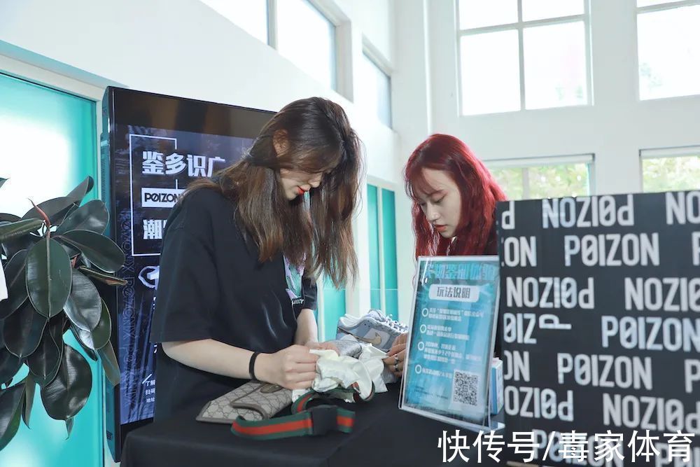 落地窗前 家人们,我奔现了!得物新店下一站,是你的城市吗?