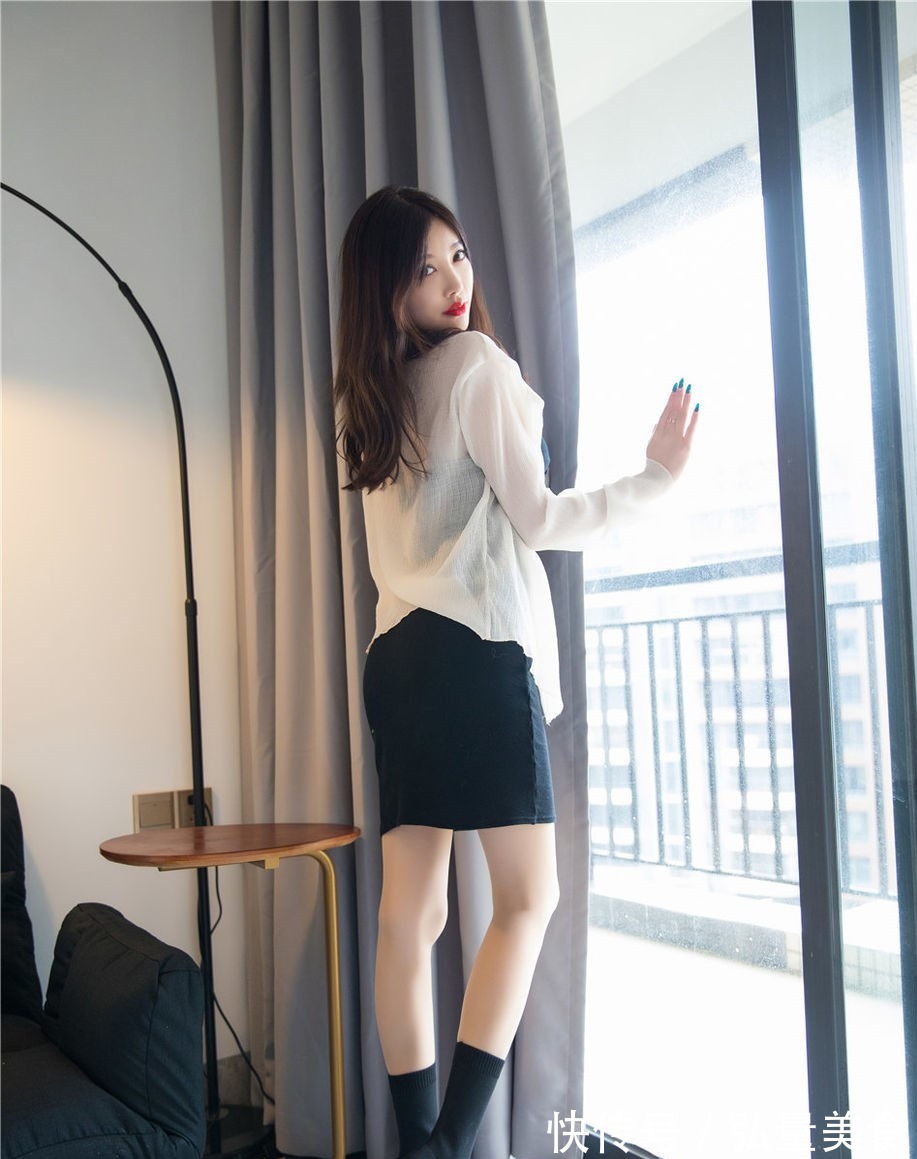 时尚 高跟鞋配短袜是复古还是时尚,争议不止,但时尚性感很棒