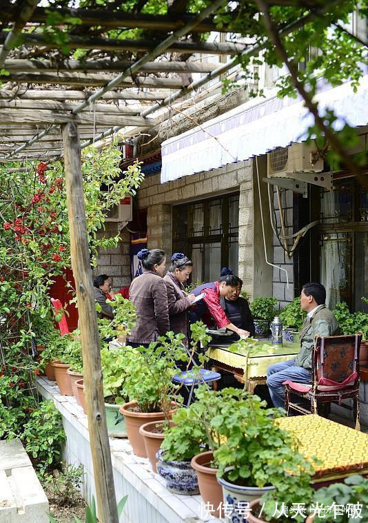 漏雨|一楼带院子和顶层带露台,购房者该怎么选建筑学家给出答案