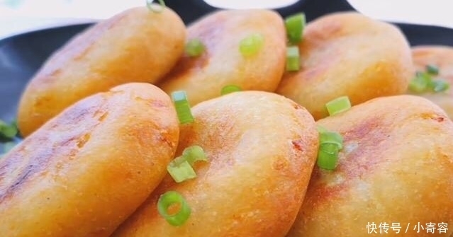 红薯跟鸡蛋是绝配,不用发面,做好吃的红薯饼,松软鲜美,特好吃