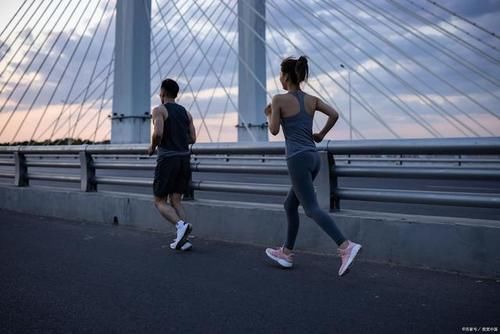 热身|跑步时太痛苦，怎么坚持？热身、一开始跑慢些、跑后拉伸，试试看