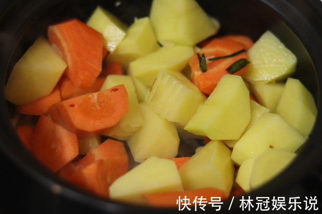 黄皮|它是“碱性食物”,女人常吃,嘴巴不臭,头发乌黑,皮肤也嫩了