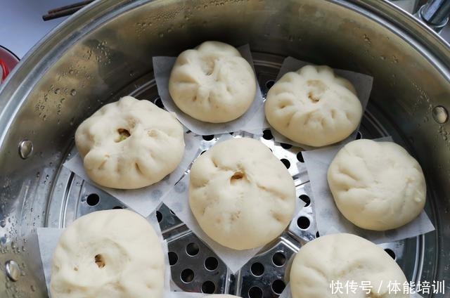早餐吃包子不用出去买了,自己学会在家做,简单蒸一蒸就可以吃
