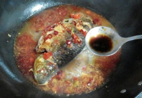 63岁大厨：红烧鱼时，别直接将鱼下锅，多加这1步，鱼肉鲜嫩味美