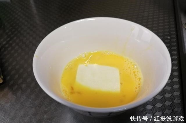 豆腐最简单的做法,裹上蛋液煎着吃,不易碎还很脆