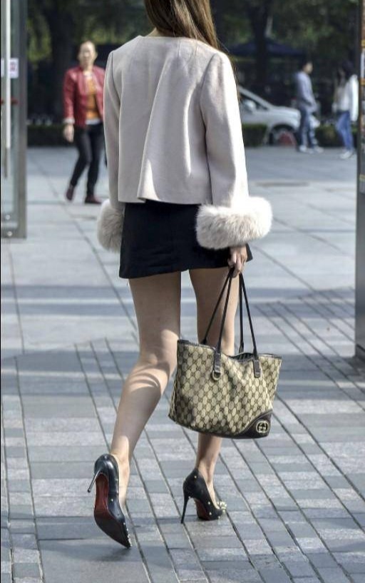 美女街拍:气质优雅的小姐姐,简约穿搭皮草配小黑裙,尽显魅力十足