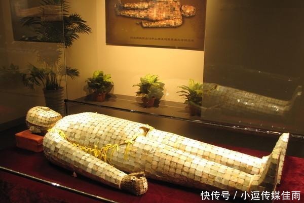 盗墓贼什么都偷,却对古墓中的一件东西十分忌惮,再贪心也不敢要