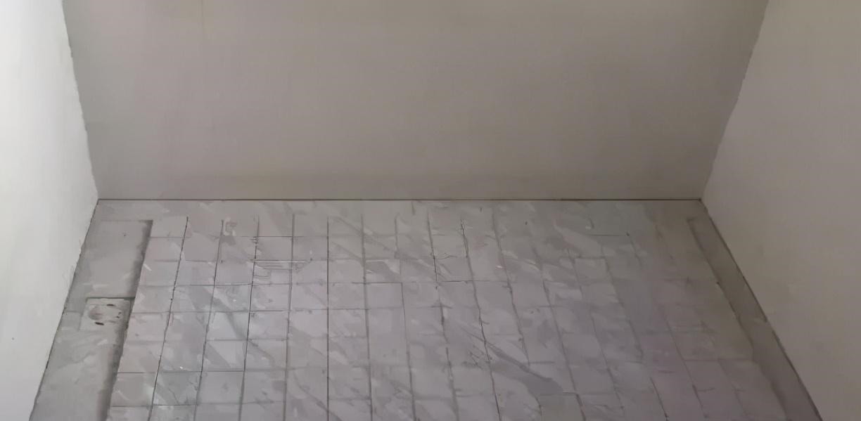 下水口|卫生间别再做斜坡排水了,现在流行这样做,下水更快还防滑