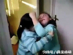 情谊|“超黏人妹妹”走红,藏到桌角也要看哥哥写作业,乖巧似吉祥物