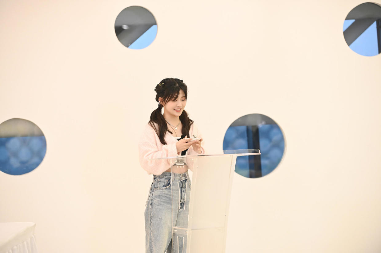 赖美云|赖美云身材比例出众,穿短款吊带搭配牛仔裤,细腰长腿抢眼又抢镜