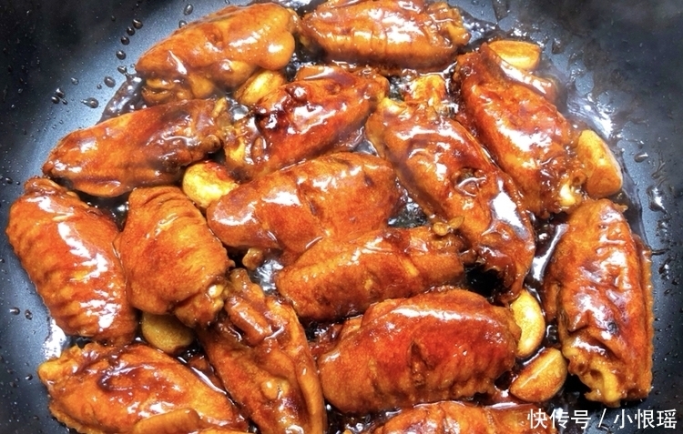 鸡翅这样做,鲜嫩多汁,好吃到舔手指,做法用料超简单